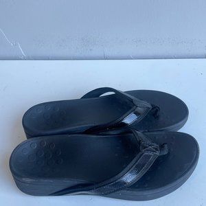 Vionic Women's Black Leather Flip Flops Flat Sandals Size 6.5